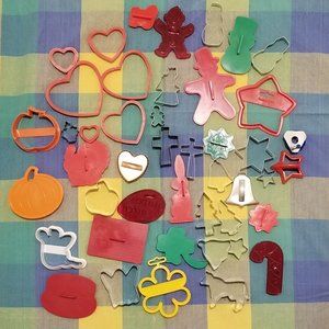 Cookie cutters (45 pcs.) mixed vintage and newer cookie cutters LOOK!